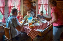 Rösti und Alpkäse: Die Eltern Monika und Martin Rusch mit den Buben Samuel (6), Martin (9) und Valentin (2) am Mittagstisch. (Bilder: Christa Kamm-Sager)