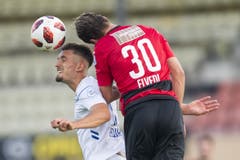 Kopfballduell zwischen dem Krienser Jan Elvedi (rechts) und Lausannes Andi Zeqiri. (Bild: Jean-Christophe Bott / Keystone, Lausanne 10. August 2019)