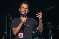 SRF3-Moderator Philip Wiederkehr führte im Elchzelt und auf der Hauptbühne durch den Abend. (Bild: Sascha Erni)