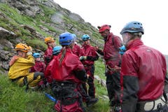 Die Kinder hören den Instruktionen des Führers zu. (Bild: Zéline Odermatt, Melchsee-Frutt, 7. August 2019)