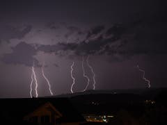 Mächtige Blitzeinschläge erhellen die Nacht, fotografiert in St.Erhard Richtung Luzern. (Bild: Herbert Zurbuchen, 9. August 2019)