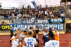 Die Lausanne-Spieler lassen sich nach dem Match feiern. (Bild: Pascal Muller / Freshfocus, Lausanne, 10. August 2019)