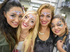 Liebe zum Detail: Diese Besucherinnen legen Wert aufs Make up. (Bild: KEYSTONE/MELANIE DUCHENE)