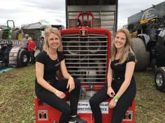 Nicht nur Männer lassen sich für den Motorsport begeistern: Auch unter den Traktorfahrern gibt es einige Frauen - beispielsweise die beiden Geschwister Naomi (17) und Manon Kools (25) aus Holland. (Bild: Julian Spörri, Knutwil, 10. August 2019)