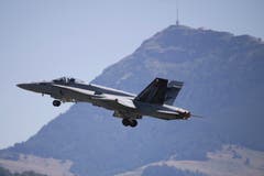 Start einer F/A-18 in Emmen und im Hintergrund die Rigi. (Bild: Xaver Husmann, 9. August 2019)