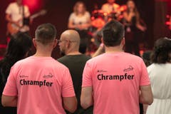 Die freiwilligen Helfer fielen mit ihren «Chrampfer»-T-Shirts auf. (Bild: Sascha Erni)