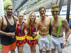Schon am Zürcher HB ist die Street Parade nicht zu übersehen. (Bild: KEYSTONE/MELANIE DUCHENE)