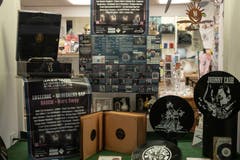 Die Geschäfte an der Hauptgasse richteten sich auf die Jazztage ein. (Bild: Sascha Erni)