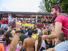 Dichtes Gedränge und gute Stimmung bei der Zürcher Street Parade. (Bild: KEYSTONE/MELANIE DUCHENE)