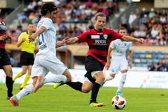 Kriens-Spieler Liridon Berisha (rechts) gegen Lausannes Cameron Puertas. (Bild: Pascal Muller / Freshfocus, Lausanne, 10. August 2019)