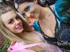 Aufwändig kostümierte Besucherinnen der Street Parade. (Bild: KEYSTONE/MELANIE DUCHENE)