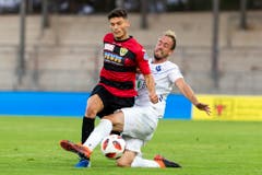 Lausannes Nicolas Getaz vor dem Krienser Bahadir Yesilcayir am Ball. (Bild: Pascal Muller / Freshfocus, Lausanne, 10. August 2019)
