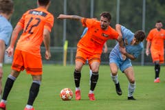 Der Schötzer Michal Rakovan (links) gegen den Zuger Mattia Hanusch. (Bild: Dominik Wunderli, Schötz, 10. August 2019)