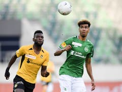 Im Banne des Balles: Jean-Pierre Nsame (links) und St. Gallens neuer Verteidiger Yannis Letard (Bild: KEYSTONE/GIAN EHRENZELLER)