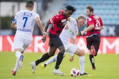 Zweikampf zwischen dem Krienser Asumah Abubakar (links) und Per-Egil Flo. (Bild: Jean-Christophe Bott / Keystone, Lausanne 10. August 2019)