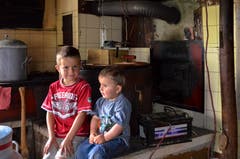 Samuel (links) und Valentin in der Küche.