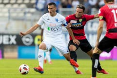 Der Krienser Anthony Bürgisser will den Lausanner Stjepan Kukuruzovic stoppen. (Bild: Pascal Muller / Freshfocus, Lausanne, 10. August 2019)