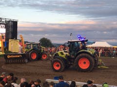 Vier Traktoren sorgen dafür, dass alle Teilnehmer die gleichen Bedingungen vorfinden. Nach jedem Fahrer präparieren sie die Piste neu - in nur einer Minute. (Bild: Julian Spörri, Knutwil, 10. August 2019)