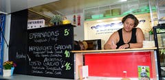 Bald ist Feierabend nach einem strengen Tag: Notizen zum Ablauf des Tages am Stand aus Freiburg mit argentinischen Spezialitäten. (Bild Robert Hess, Alpnach, 10. August 2019)