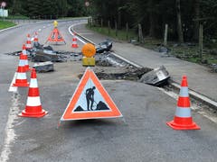 So sieht es nach dem Steinschlag vor der Galerie Fallenbach aus. (Bilder: Kantonspolizei Schwyz)