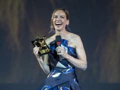 Schauspielerin und Oscar-Preisträgerin Hilary Swank brachte am Freitagabend einen Hauch Hollywood-Glamour auf die Piazza Grande. (Bild: Keystone/Urs Flüeler)