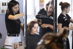 Coiffeure: - 41 Prozent. Viele Coiffeursalons im Land konnten ihre Lehrstellen in diesem Jahr nicht besetzen. Laut «berufsbildung.ch» sind derzeit 450 noch offen. Mehr sind es nur noch im Detailhandel. Der Rückgang seit 2000 ist dramatisch: Die Zahl der ausgestellten Fähigkeitszeugnisse hat sich seither beinahe halbiert. 2018 gab es noch 889 Abschlüsse. (Bild: KEYSTONE/Gaetan Bally)