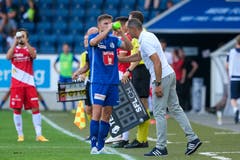 Anweisungen von Trainer Thomas Häberi an den trinkenden Idriz Voca. (Bild: Martin Meienberger/freshfocus, Luzern, 11. August 2019)