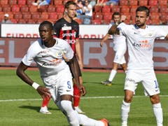 Assan Ceesay (links) hat soeben mit einer prächtigen Direktabnahme das 2:1 erzielt. Aber das Tor der Runde wurde es nicht. Dieses gehörte Gaëtan Karlen (Bild: KEYSTONE/WALTER BIERI)
