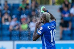 Wollkommende Abkühlung für Blessing Eleke.(Bild: Martin Meienberger/freshfocus, Luzern, 11. August 2019)