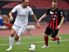 Zürichs Denis Popvic (links) vor Xamax' Thibault Corbaz am Ball (Bild: KEYSTONE/WALTER BIERI)