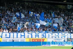 Die Fans stehen bedingungslos hinter ihrem FCL. (Bild: Martin Meienberger/freshfocus, Luzern, 11. August 2019)