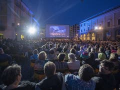 Jeden Abend strömen in Locarno Tausende auf die Piazza Grande. (Bild: Keystone/Urs Flüeler)
