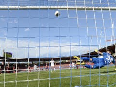 Eine Schlüsselszene: Mimoun Mahi hämmert seinen Penalty an die Latte. Xamax' Goalie Laurent Walthert wäre längst geschlagen gewesen (Bild: KEYSTONE/WALTER BIERI)