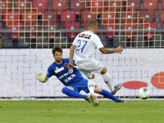 FCZ-Offensivspieler Marco Schönbächler bezwingt Xamax-Goalie Laurent Walthert (Bild: KEYSTONE/WALTER BIERI)