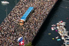 Die Street Parade von oben. (Bild: ALEXANDRA WEY)