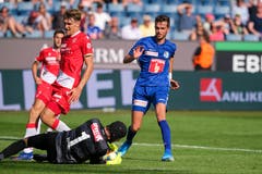 Thun-Goalie Guillaume Faivre und Nikki Havenaar bereinigen die Situation vor dem heraneilenden Shkelqim Demhasaj. (Bild: Martin Meienberger/freshfocus, Luzern, 11. August 2019)