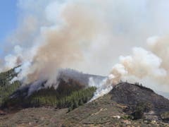 Die Rauchsäulen des Waldbrandes auf Gran Canaria sind auch von der Nachbarinsel Teneriffa aus zu sehen. (Bild: KEYSTONE/EPA EFE/ELVIRA URQUIJO A.)