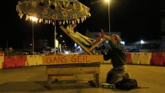 Auch die Gans im Surseer Kreisel legt mal die Füsse hoch. Hier installiert der Schöpfer Elias Zürcher die Skulptur. Bild: PD