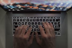Informatiker: +359 Prozent. Es ist in Zeiten der rasant fortschreitenden Digitalisierung keine Überraschung: Die Zahl der ausgebildeten Informatiker ist hierzulande in den letzten Jahren in rasantem Tempo gewachsen - und so stark wie in keiner anderen Berufsgruppe. Seit 2000 hat sich die Zahl der Lehrabschlüsse vervierfacht, von 391 auf 1795. (Bild: KEYSTONE/Christian Beutler)