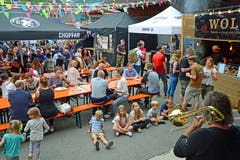 Essen, trinken und plaudern: Es herrschte ein ausgezeichnete Stimmung. (Bild Robert Hess, Alpnach, 10. August 2019)