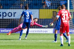 Torhüter Marius Müller streckt sich nach dem Ball. (Bild: Martin Meienberger/freshfocus, Luzern, 11. August 2019)