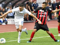 Mimoun Mahi (links, gegen Igor Djuric) war trotz des verschossenen Penaltys der grosse Pluspunkt im Zürcher Spiel (Bild: KEYSTONE/WALTER BIERI)