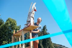 Der Künstler Elias Zürcher belebt den Burkhardt-Kreisel in Sursee mit seinen Gänsen. Hier seine aktuellste Kreation. (Bild: Dominik Wunderli, 11. August 2019)