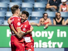 Jubel bei Thuns Nikki Havenaar (links) - dem Torschützen zum 1:0 - und Nicola Sutter (Bild: KEYSTONE/ALEXANDRA WEY)
