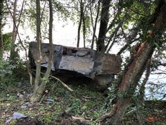 Dieser Block blieb am Ufer in den Bäumen hängen.