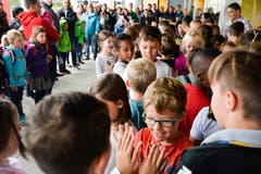 Weinfelden: Schulstart im Paul-Reinhart-Schulhaus - 2.Klässler singen vor dem Schulhaus für die 1.Klässler und ihre Eltern. (Bild: Donato Caspari)