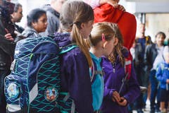 Weinfelden: Schulstart im Paul-Reinhart-Schulhaus - 2.Klässler singen vor dem Schulhaus für die 1.Klässler und ihre Eltern. (Bild: Donato Caspari)