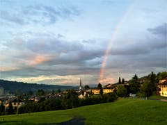 «Dank dem Sonnenschein konnte ich heute Abend diesen Regenbogen über Malters/LU fotografieren.» (Bild: Urs Gutfleisch, Malters, 12. August 2019)