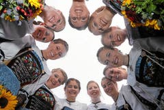 Sie sind die zwölf Ehrendamen. (Bild: Andy Mettler / Swiss-Image)