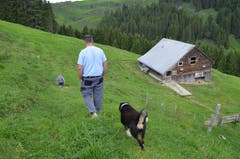 Den ganzen Sommer über geht der Senn barfuss.